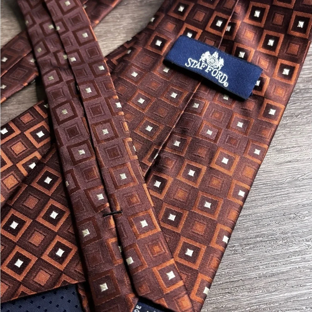 Elegant Brown Geometric Tie